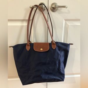 Navy Longchamp tote. Very lightly used. In great condition.